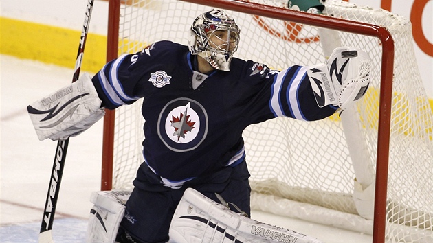 Gólman Ondej Pavelec z Winnipegu likviduje jednu ze  stel hrá Buffala.