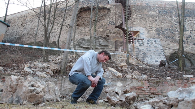 Z Vyehradskch hradeb se odlomila st kamenn zdi.