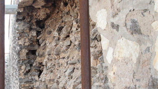 Z Vyehradskch hradeb se odlomila st kamenn zdi.