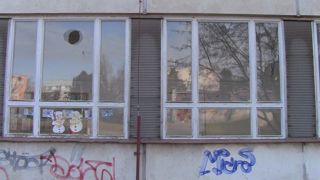 Rozbité okno po útoku vandal ve kole v Táboe, Zborovská ulice. (6.3.2012)