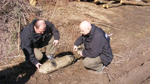 Policejn pyrotechnici prohlej nalezenou nmeckou leteckou pumu z 2. svtov vlky.