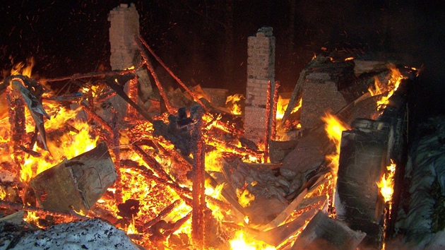 Poár zniil do základ típodlaní chatu ve Velkých Karlovicích.