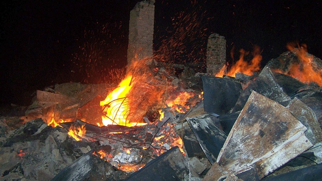 Poár zniil do základ típodlaní chatu ve Velkých Karlovicích.