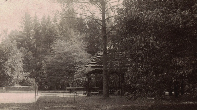Devný altánek v zahrad zámku Kinských ve Valaském Meziíí na dobovém