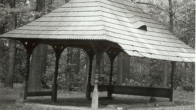 Devný altánek v zahrad zámku Kinských ve Valaském Meziíí na dobovém