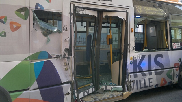 idi autobusu byl po srce s trolejbusem v eskch Budjovicch pevezen v kritickm stavu do nemocnice.