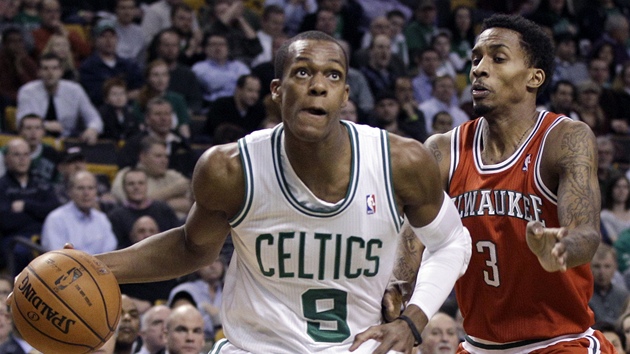 Rajon Rondo (vlevo) z Bostonu uniká Brandonu Jenningsovi z Milwaukee.