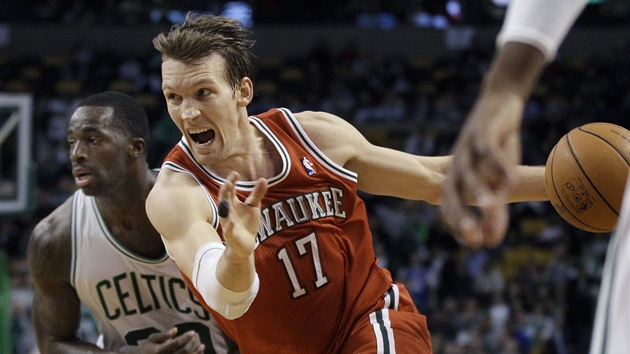 Mike Dunleavy z Milwaukee se rozletl ke koi Bostonu, v pozadí Brandon Bass.