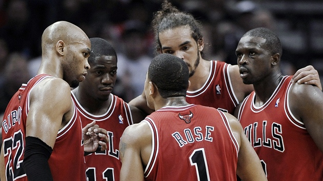 TÝMOVÝ DUCH. Derrick Rose hovoří ke spoluhráčům z Chicaga Bulls. TÝMOVÝ DUCH. Derrick Rose hovoří ke spoluhráčům z Chicaga Bulls.