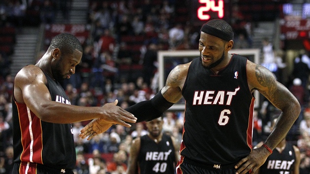 DOBRÁ PRÁCE, BRÁCHO. Dwyane Wade (vlevo) a LeBron James zvládli v Portlandu DOBRÁ PRÁCE, BRÁCHO. Dwyane Wade (vlevo) a LeBron James zvládli v Portlandu