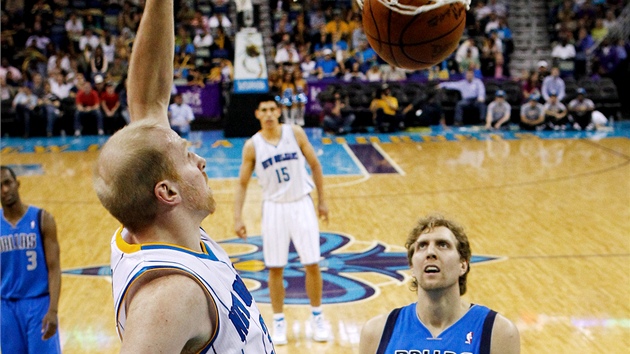 WAS MACHTS DU? Americký pivot s německým pasem Chris Kaman z New Orleans WAS MACHTS DU? Americký pivot s německým pasem Chris Kaman z New Orleans