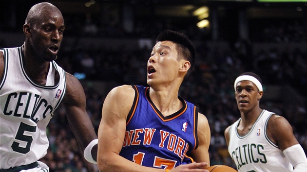 Jeremy Lin z New Yorku unikl Rajonu Rondovi (9) z Bostonu, a tak ho zastavuje