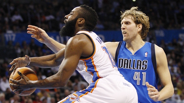 James Harden z Oklahoma City útoí kolem Dirka Nowitzkého z Dallasu.