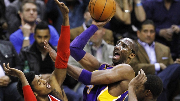 Nick Young (vlevo) a Trevor Booker z Washingtonu brání Kobeho Bryanta z LA Nick Young (vlevo) a Trevor Booker z Washingtonu brání Kobeho Bryanta z LA