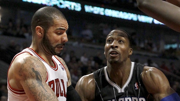 Carlos Boozer (vlevo) z Chicaga se pokouší obrat o míč Dwighta Howarda z Carlos Boozer (vlevo) z Chicaga se pokouší obrat o míč Dwighta Howarda z