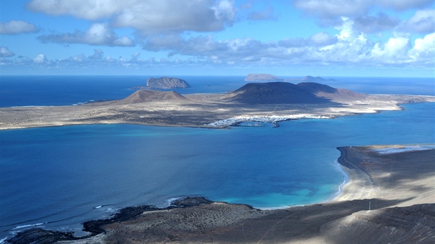 Pohled z útes na Playa del Risco a ostrov La Graciosa