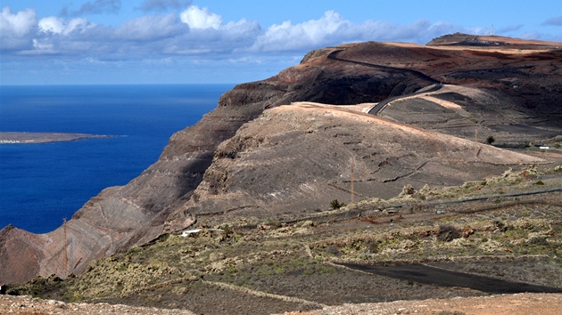 Pohled z útes k vyhlídce Mirador del Río