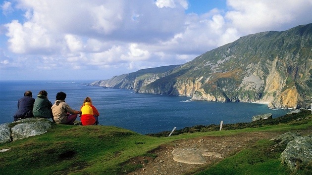 Irsko, Donegal Bay. Turisté se dívají na oceán ze skalního útesu Slieve League. 
