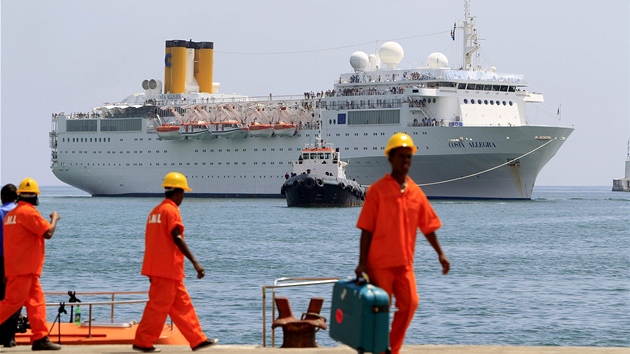 Vletn lo Costa Allegra se bl do seychelskho pstavu taena malou rybskou lod (1. bezna 2012)