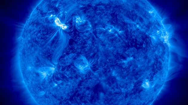 Svtlá ást v levé horní ásti ukazuje slunení erupci tídy X5,4 z 7. bezna