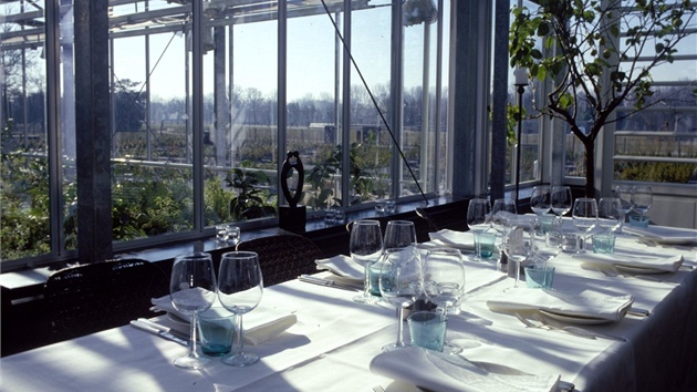 Návtvníci restaurace mají díky proskleným stnám krásný výhled do okolí. 
