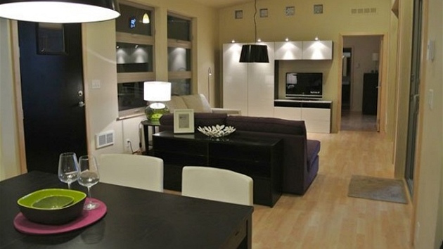 Vekeré prostory domu jsou vybavené pouze nábytkem IKEA.