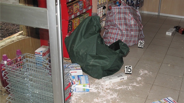Zlodji u si lup z vyhldnutho obchodu nedokzali odnst, nachytala je policejn hldka. (1.3. 2012)