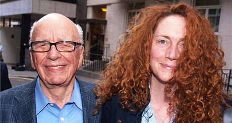 Rupert Murdoch a Rebekah Brooksová, která News of the World éfovala v dob
