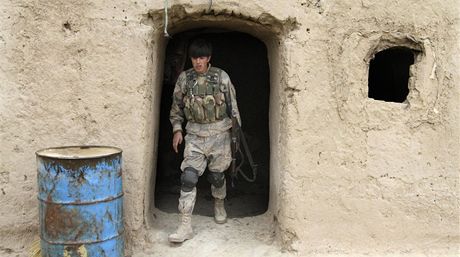 Afghánský voják prohledává místo masakru v okrese Pandvaj (12. bezna 2012)