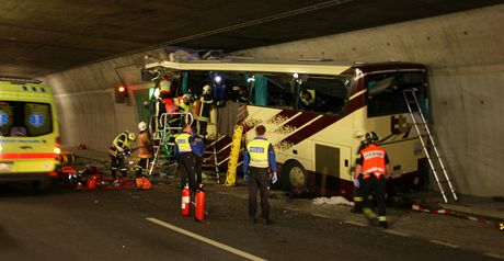 Belgický autobus narazil ve výcarsku do zdi tunelu. Zemelo 28 lidí.