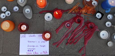 Svíky za mrtvé dti  ped kolou v Lommelu (15. bezna 2012)