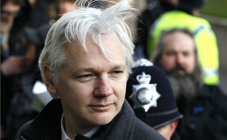 Julian Assange pichází k londýnskému soudu. (1. února 2012)