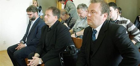 Adam ebíek (zcela vlevo), Radek Turiin, Roman Majerník u soudu v Teplicích.