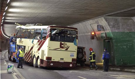 výcai odtahují vrak turistického autobusu z tunelu na dálnici A9 (14. bezna