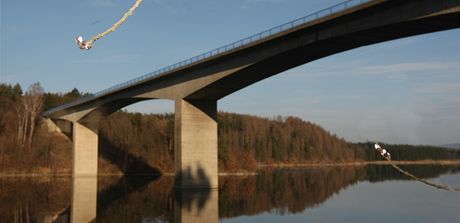 Most pes vodní nádr na silnici mezi Loktem a Ledí nad Sázavou je v havarijním stavu.