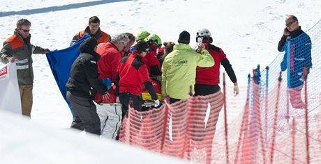 T̎KÝ PÁD.  Poadatelé odnáejí z trat kanadského lyae Nicka Zoricice, který