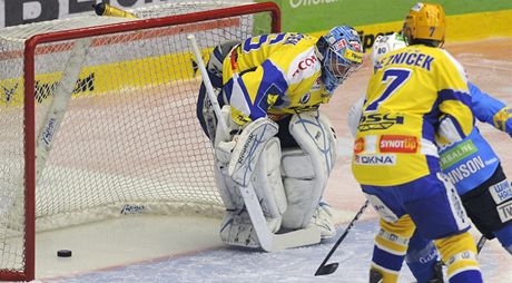 KUDY TO PROLO? Zlínský branká Jakub Sedláek se diví, kudy mu puk proklouzl