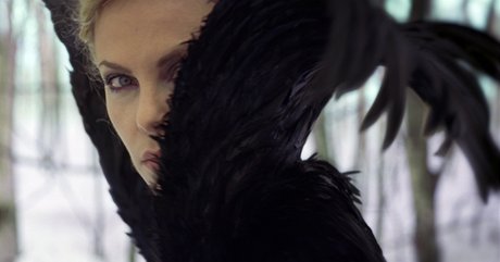 Charlize Theronová ve filmu Snhurka a lovec (2012)
