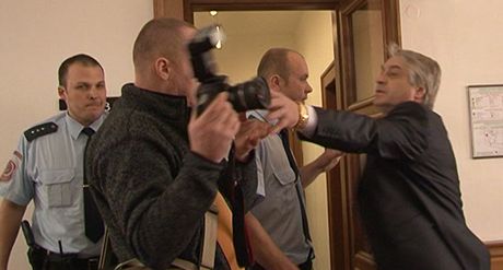 Josef Rycht u rozvodovho soudu napadl fotografa iDNES.cz (19. bezna 2012).