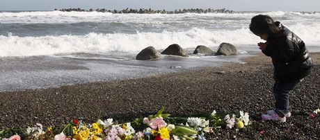 Japonská dívenka se modlí pi píleitosti prvního výroí tsunami a...