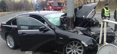 Nraz do sloupu v Lodsk ulici v Bohnicch luxusn ern BMW rozplil. (13.3.