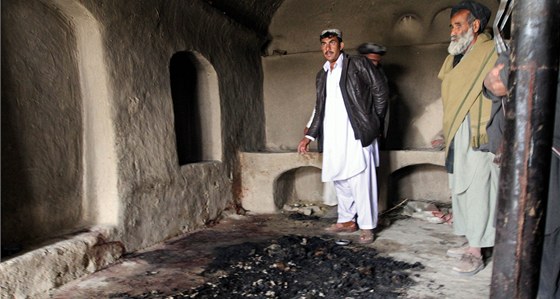 Afghántí initelé ukazují místo masakru vesnian v okrese Pandvaj. (12.