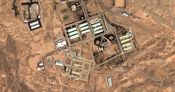 Íránský vojenský komplex v Parínu na satelitním snímku z roku 2004