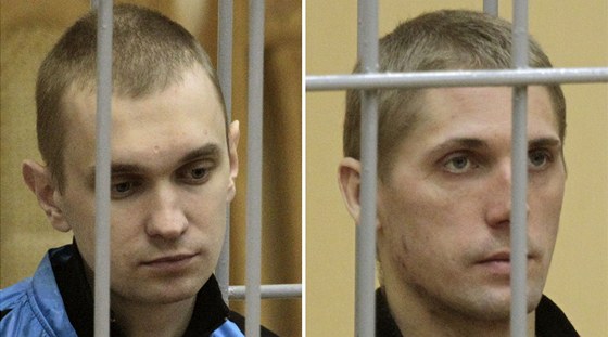 Dzmitryj Kanavalav a Uladzislav Kavaljov (vpravo) bhem soudního pelíení v