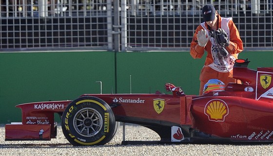 ZPACKANÁ KVALIFIKACE. Hvzda týmu Ferrari Fernando Alonso v Melbourne chybovala