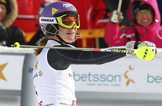 Nmka Maria Höflová-Rieschová se raduje po dojezdu druhého kola slalomu SP v