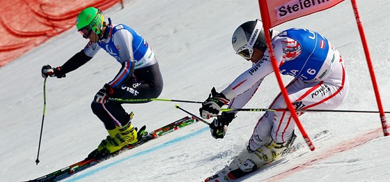 KDO S KOHO. Krytof Krýzl (vlevo) bojuje na trati paralelního slalomu pi