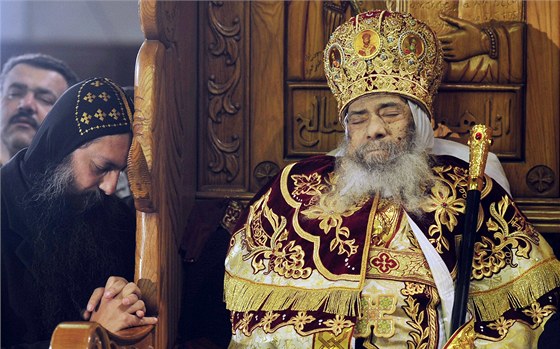 Egypttí kesané oplakávají patriarchu koptské církve enudu III. Nejvyí...