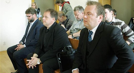 Adam ebíek (zcela vlevo), Radek Turiin, Roman Majerník u soudu v Teplicích.