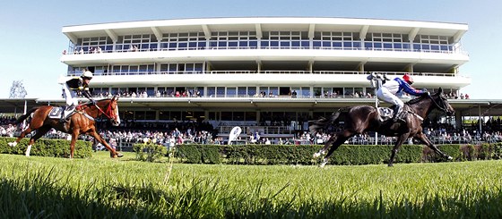 Pardubický Dostihový spolek, který poádá i Velkou pardubickou (na snímku VIP tribuna), bude muset mstu zaít splácet miliony, které si od nj pjil. Není ale píli jasné, kde je vezme.